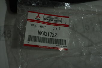 MK431722 BRACKET,FR MUD GUARD