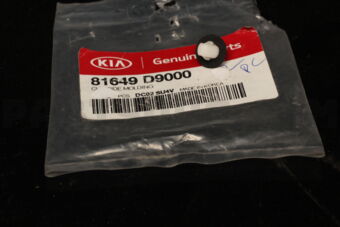 81649D9000 CLIP-SIDEMOLDING