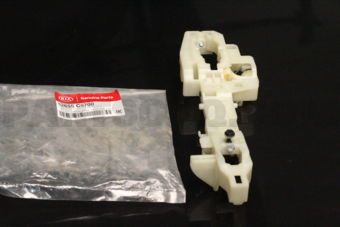 82655C5700 BASE ASSY-FR DR O/S