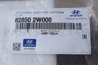 828502W000 MOULDING ASSY-FR DR FRAME LH