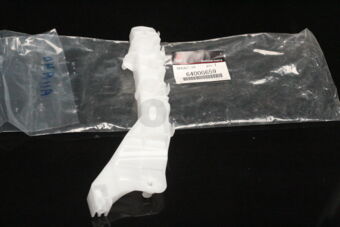 6400G659 BRACKET,FR BUMPER SI