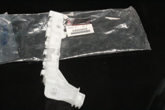 6400G659 BRACKET,FR BUMPER SI