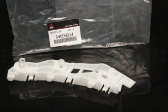 6400H314 BRACKET,FR BUMPER SI