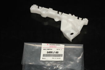 6400J140 BRACKET,FR BUMPER SI