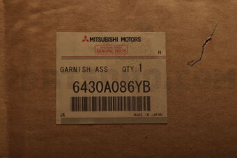 6430A086YB GARN,B/DOOR LICENSE PLATE