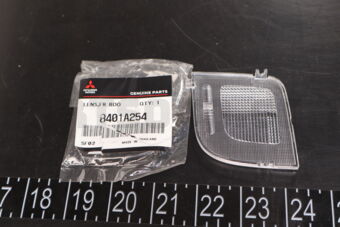 8401A254 LENS,FR ROOM LAMP,RH
