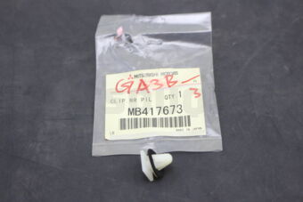 MB417673 CLIP,RR PILLAR GARNI