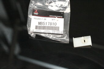 MB517810 HOLDER,F/DR WINDOW GLASS
