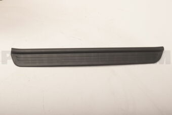 MR748402 SCUFF PLATE,FR RH