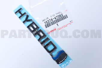 7537447062 EMBLEM  SIDE PANEL