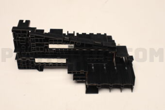 8261033130 Toyota BLOCK ASSY, FUSE