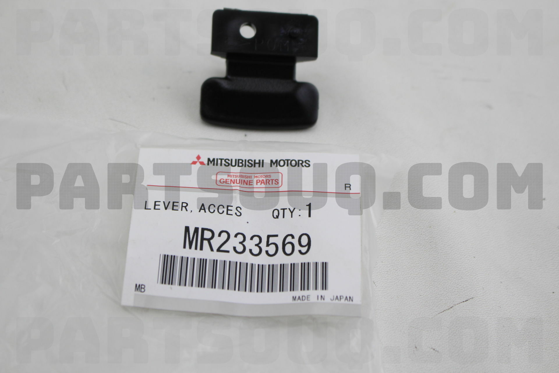 マミ Mitsubishi OEM 80384B Taillight Grommet | 2001-2006