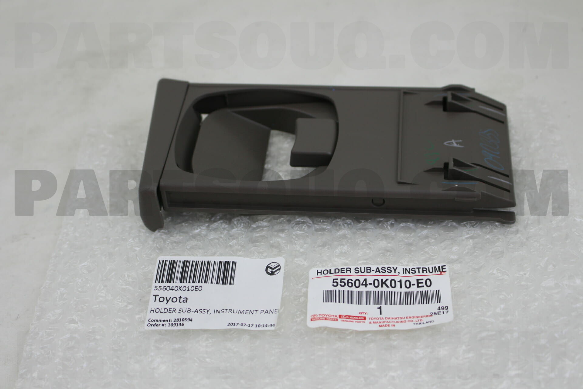 激安挑戦！！ PANEL INSTRUMENT SUB-ASSY, HOLDER CUP Toyota | 556040K010E0 版画